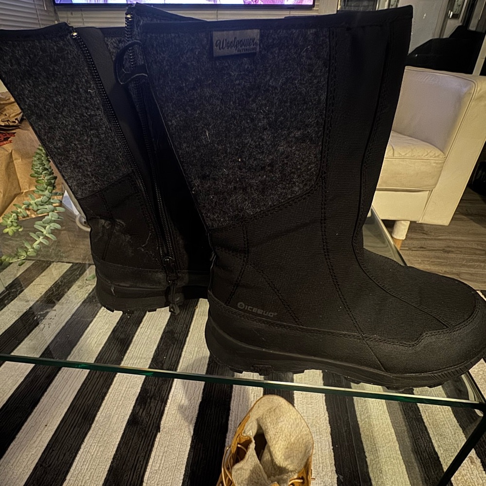 Black Winter Boots with Side Zipper